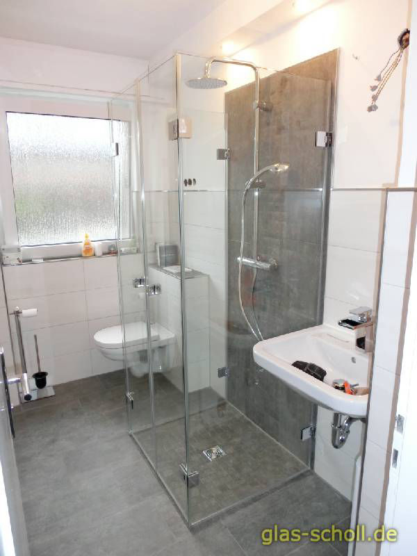 klappbare Kastendusche im Raum von Glas Scholl