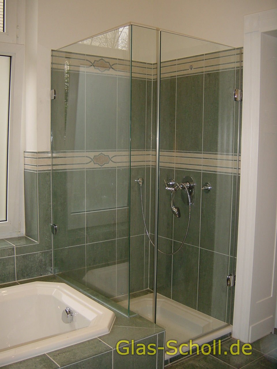 Glasdusche neben einer Badewanne mit Modellausschnitt von Glas Scholl