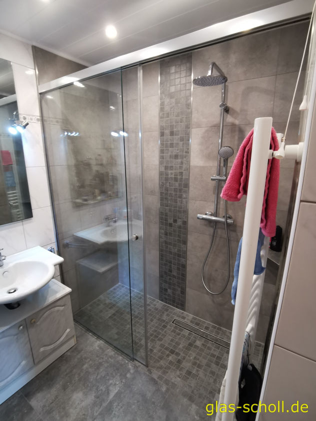 Ganzglas-Schiebetürdusche von Glas Scholl