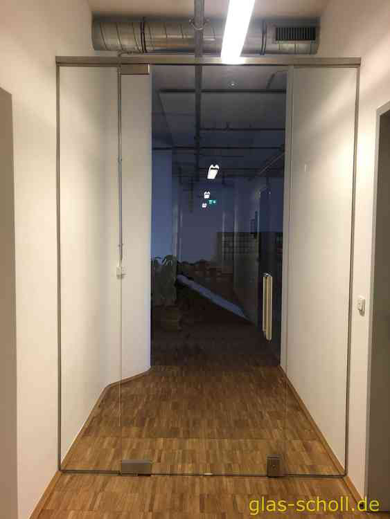 Ganzglas-Anlage mit Pendeltür ohne Deckenanbindung von Glas Scholl