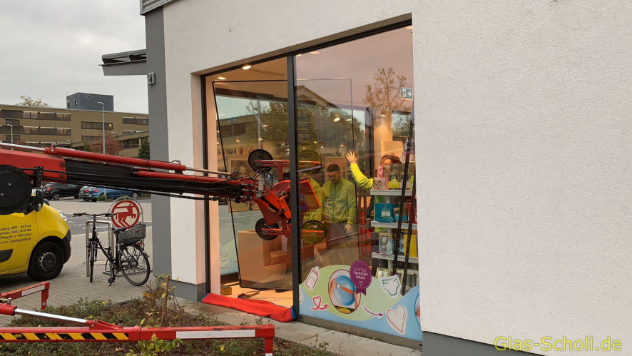 Schaufenster-Reparatur mit Kraneinsatz von Glas Scholl