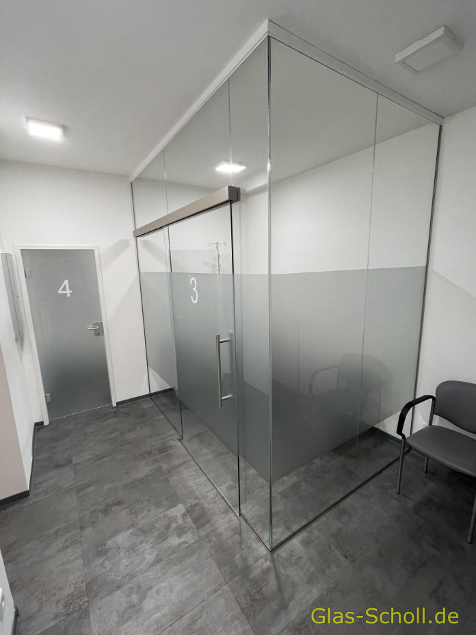 Arzt Behandlungsraum komplett aus Glas mit Ganzglasschiebetür von Glas Scholl