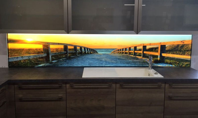 bleuchteter LED-Küchenspritzschutz mit Digitaldruck von Glas Scholl