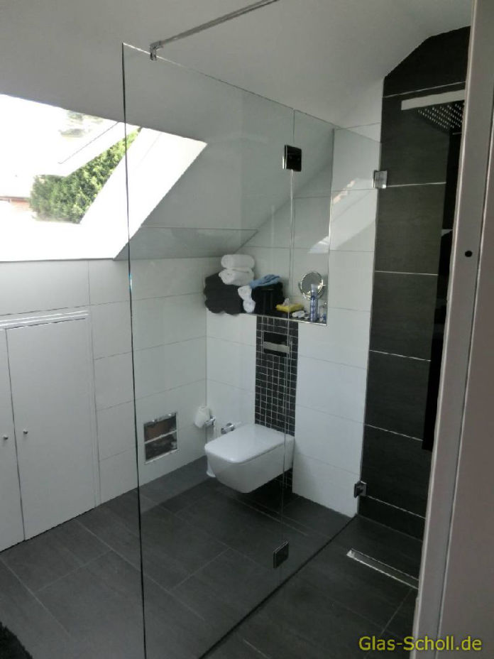 Walkin-Festteildusche mit zwei geteilten Einzelscheiben von Glas Scholl